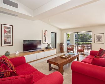 Canalfront Retreat, Private Jetty & Pool - Noosaville - Living room