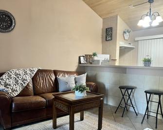 Private detached 1bedroom guest house. - Glen Burnie - Living room