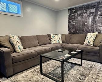 Charming One Bedroom Mother-in-Law - South Salt Lake - Living room