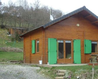 Gite A La Campagne Near Monts Du Cantal Hiking, Skiing, Pets Welcome - Neussargues-en-Pinatelle - Edificio