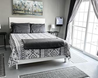 Home in the Center of the City! - Alexandria - Bedroom