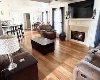 Three bedroom house in Oxford just minutes from Choccolocco Park and Talladega - Oxford - Wohnzimmer