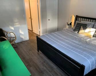 Clean and cozy cottage apartment in the heart of Logan - Logan - Schlafzimmer