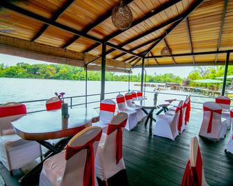 Shiny Lakeside Resort - היקאדוואה - מסעדה