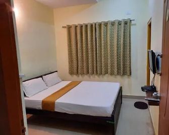 Royal Suvarna Comforts - Mysore - Bedroom