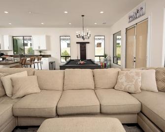 Luxury Resort Style Living w Pool & Jacuzzi - Indio - Living room