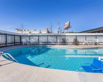 Rodeway Inn Augusta South - אוגוסטה - בריכה