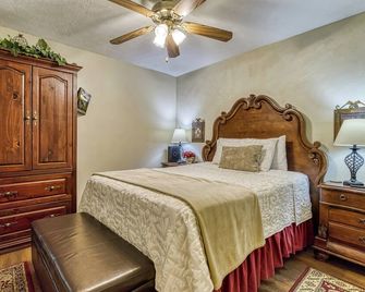 Amberwood, Hot Tub, Cozy Cabin Retreat in the Smokies Comfort & Fun for All - Sevierville - Schlafzimmer