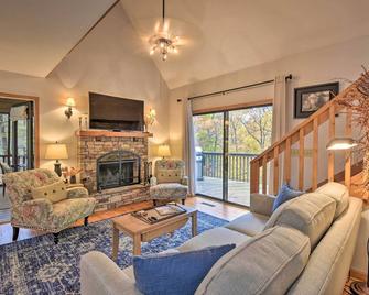 Big Canoe Cabin with Mountain View, Hiking and Lake! - Jasper - Huiskamer