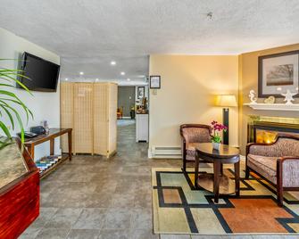 Econo Lodge Inn & Suites - High Level - Living room