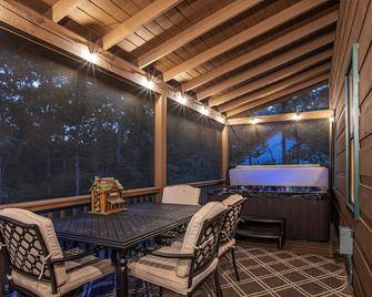 The Cabin Kingdom Hot tub Fire Pit - Blairsville - Balkon