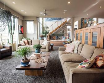 We Are Two Artists Who Enjoy Sharing Our Home To Caring And Curious Guests! - Denver