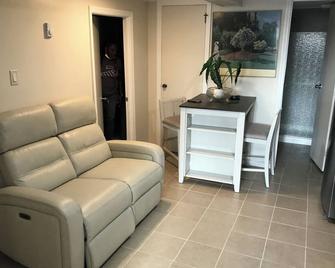 Charming 2-bedroom apartment in Pleasant Valley Stream with AC, WiFi - Valley Stream