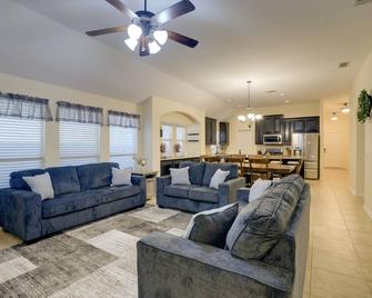Covered Patio and Large yard Mansfield Home - Mansfield - Living room