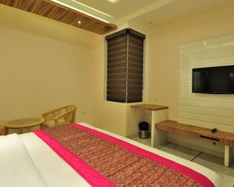 Aman Continental With Restaurant - 5Mins from Connaught Place ,Railway Station & Metro - Nueva Delhi - Habitación