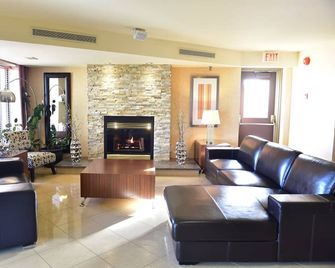 Quality Inn & Conference Centre - Pembroke - Living room