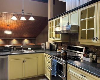 Chalet Style, Lakeview Cottage - Bailieboro - Kitchen