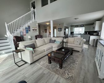 Steps to water! 3 BD, 3 Ba, Pets OK, fenced. Remote work, Kitesurfing, Birding! - Portland - Living room