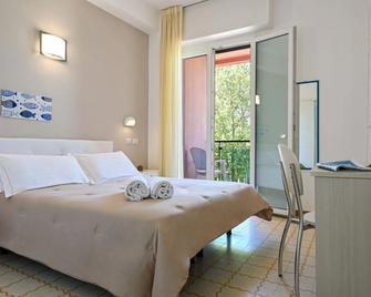 Amadei Hotel Promenade - Pesaro - Kamar Tidur