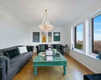 Bohemian Rhapsody | Grampian Lettings Ltd - Aberdeen - Living room