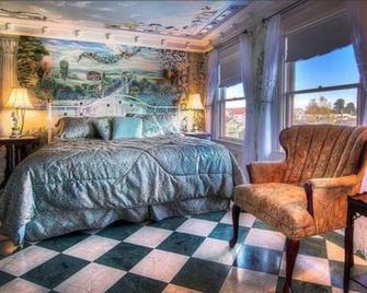 Gingerbread Mansion - Ferndale - Bedroom