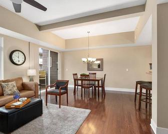Gorgeous condo in the heart of Grand Haven - Grand Haven - Living room
