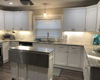 Pet-Friendly Home With Private Pool Near Pickleball Court! - Bay Saint Louis - Küche