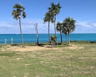 New upstairs 3 BR, 2 bath home, 150 yds from beach with beautiful clear water. - Port Royal - Beach