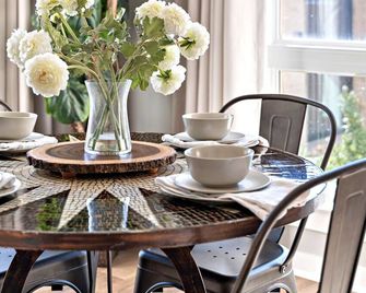 Bright, Cozy Riverfront Condo walkable to Downtown Nashville! - Nashville - Salle à manger