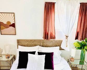 The Desert Monroe-Hot tub-FirePit-Games-by Joshua tree National Park - Twentynine Palms - Sypialnia