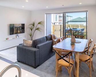 City Fringe Townhouse | Deck + Free Parking - Christchurch - Comedor