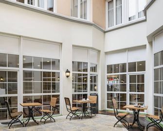 ibis Paris Ornano Montmartre Nord 18ème - París - Patio