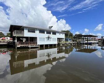 Big Daddy and BB's Tiki Marina Cottage. Bring your boat! Fish! Eats! - Gautier - Building