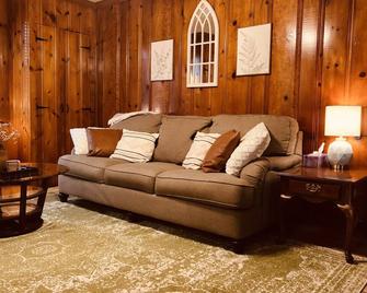 “Owl Be Back” Cottage King Bed Steps to Lee - Cleveland - Living room