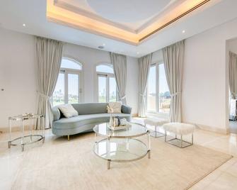 Ultra Luxurious 7BR Villa plus 2 Assistant Room in Emirates Hills - Dubai - Soggiorno