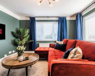 The Coach House 3 bed apartment with off-street parking in Ellesmere Port - Ellesmere Port - Living room