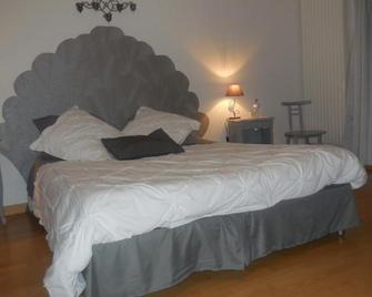 Chambre d'Hotes La Jument Grise - Saint-Nizier-le-Bouchoux - Bedroom