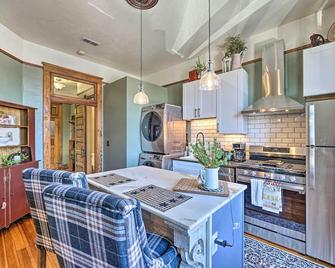 Walk to Shops and Restaurants Dtwn Laramie Condo! - Laramie - Cocina