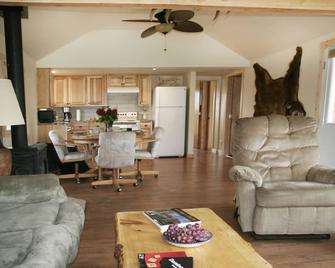 Newly Remodeled Historic Log Cabin on Banks of Horse Creek - Dubois - Wohnzimmer