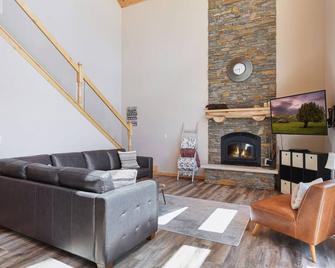 Lakefront cabin with wall of windows and game room! - Aitkin - Living room
