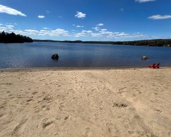 Waterfront Algonquin Escape | 4br | River Access - Whitney - Beach