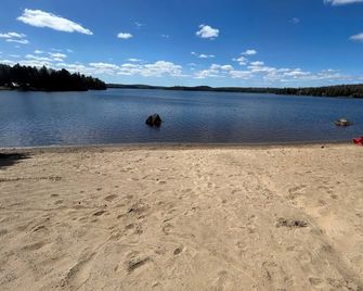 Waterfront Algonquin Escape | 4br | River Access - Whitney - Playa