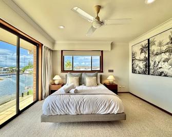 Boomerang Retro 70s Family Home Waterfront Pool - Cedar Creek, Gold Coast - Schlafzimmer