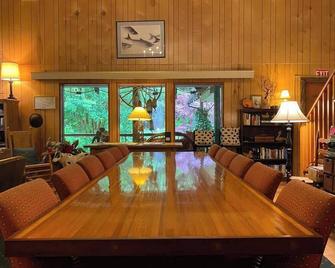 Eagle- Rustic and Tranquil Cottage Room at Manitou - Forks - Salle à manger