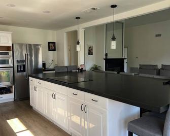 Awesome view, 3-bedroom house in Canyon Lake with great amenities and WiFi - Canyon Lake - Cocina