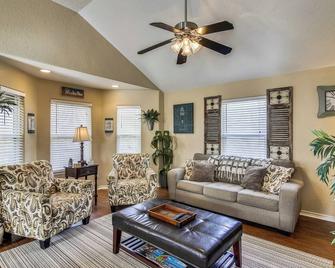 Pirates Treasure - Jamaica Beach - Living room