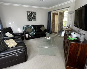 Immaculate 4 bedroom house, great for groups - Tocumwal - Sala de estar