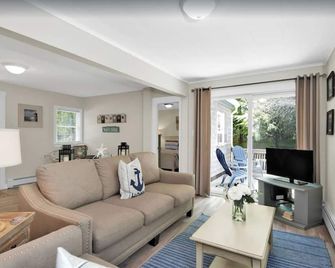 Tara Cove Cottage - Ogunquit - Living room