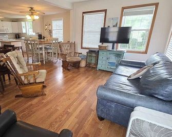 Dorsett's Roost: Short walk to Springer's Point Nature Preserve - Ocracoke - Sala de estar