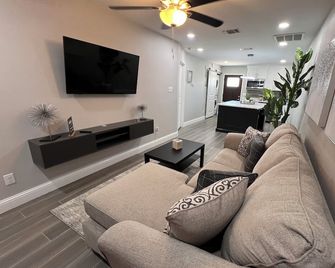 Cozy 1-bedroom apartment in beautiful Del Rio with WiFi, AC - Del Rio - Wohnzimmer